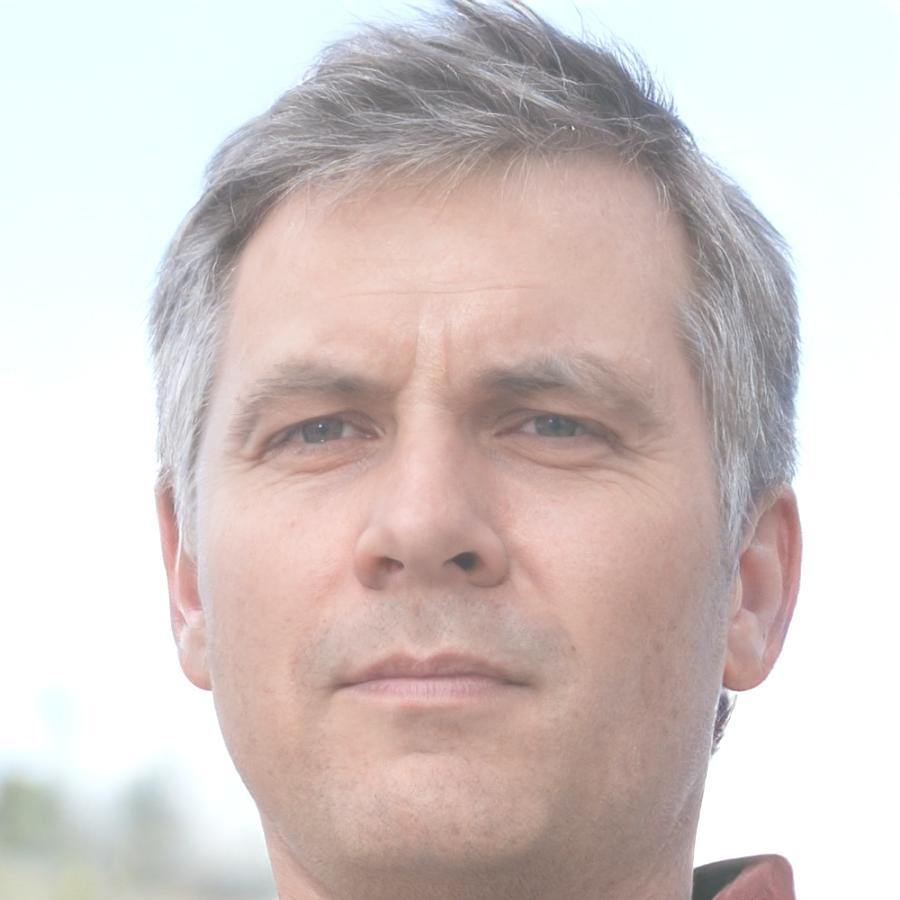Portrait de Dragoslav Petrić, formateur spécialisé en gestion des dépenses